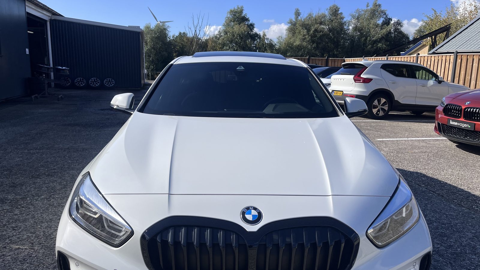 Zwart-grijze chameleonfolie op de voorruit van een witte BMW
