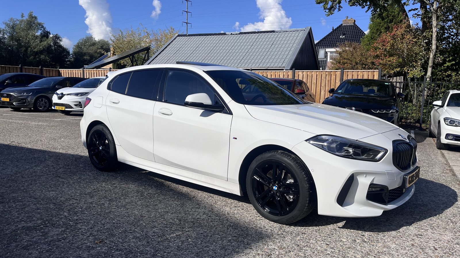 Witte BMW met zwart-grijze chameleonfolie