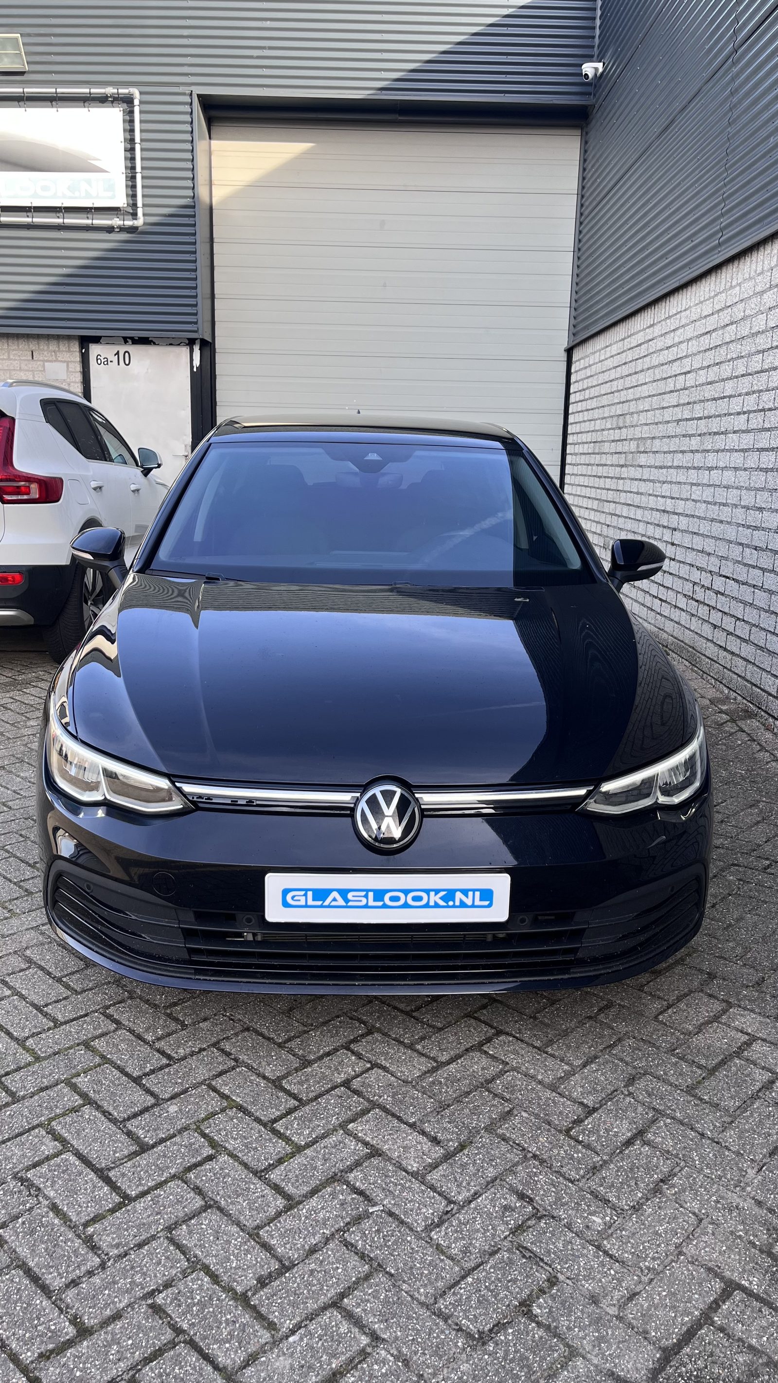 Zwart-grijze chameleonfolie op de voorruit van een Volkswagen Golf