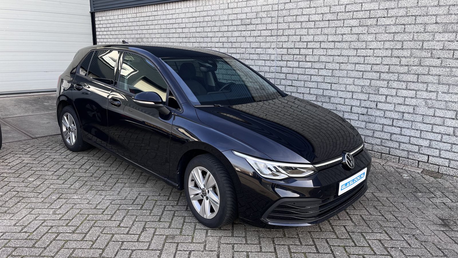 Volkswagen Golf met zwart-grijze chameleonfolie