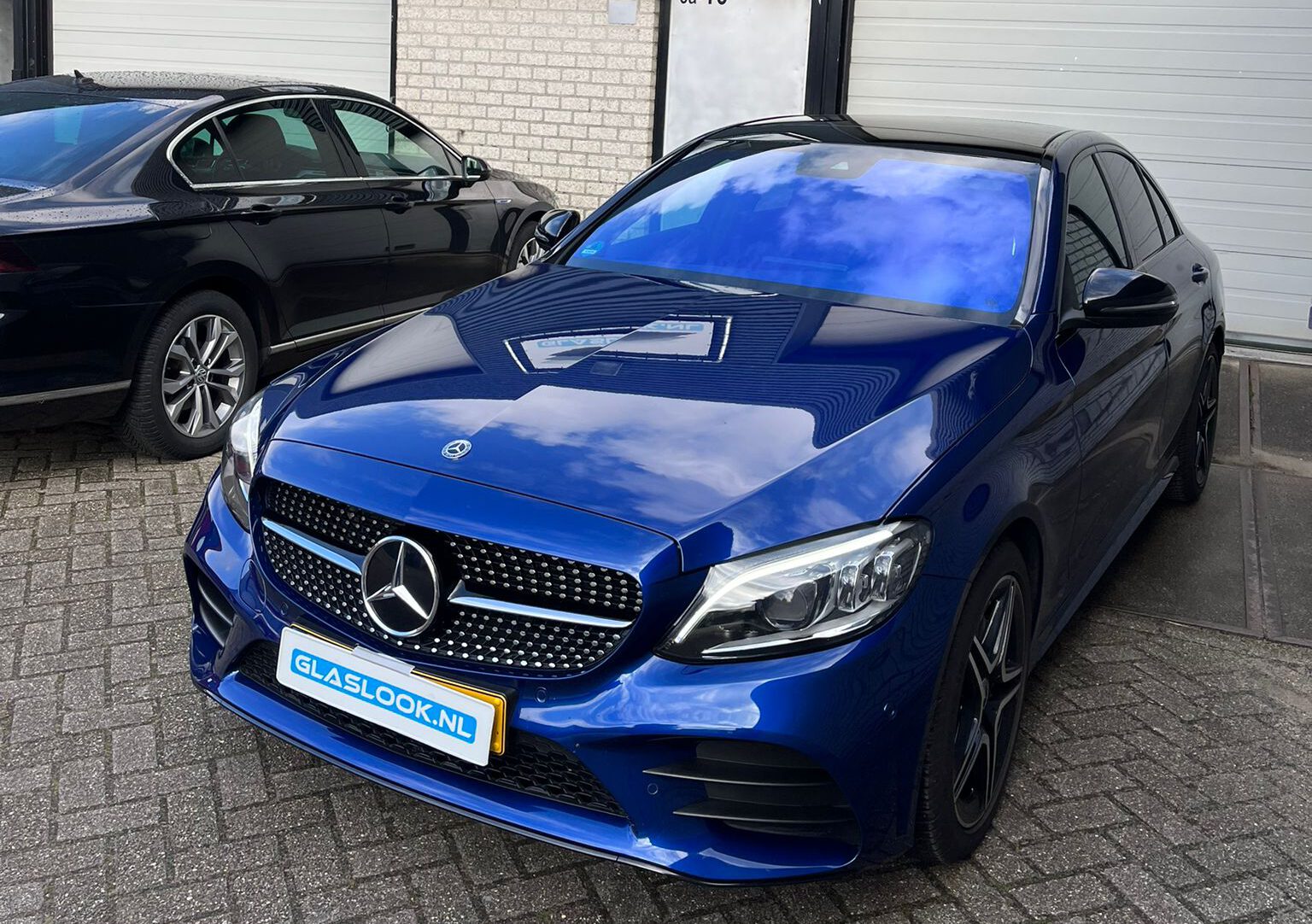 Mercedes met blauwe chameleonfolie op de voorruit