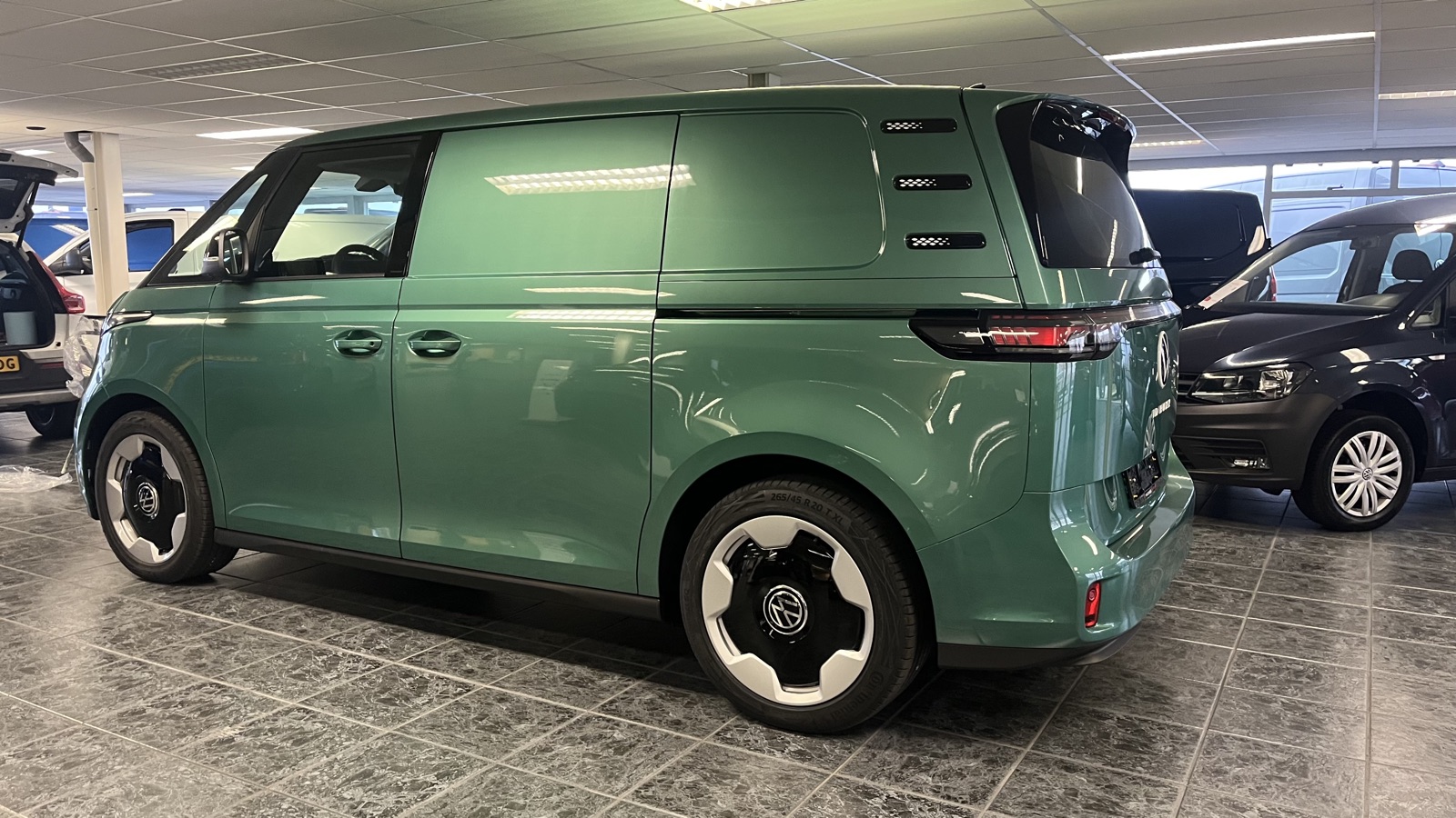 Groene bedrijfsbus met gesloten zijpanelen voor de behandeling