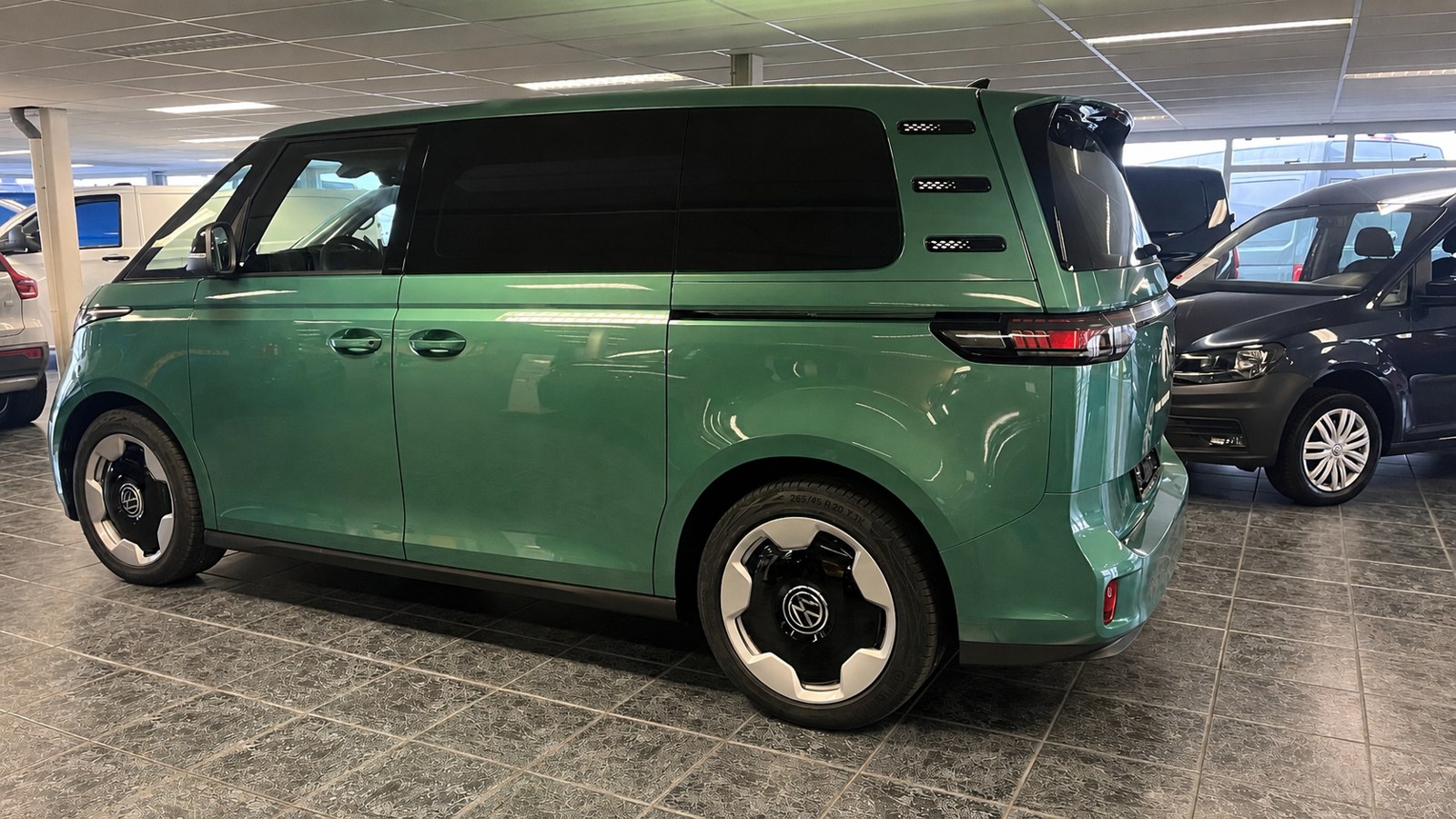 Groene bedrijfsbus met donkere Glaslook panelen