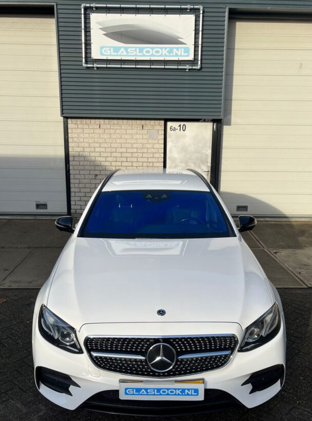 Witte Mercedes met een donkere voorruit