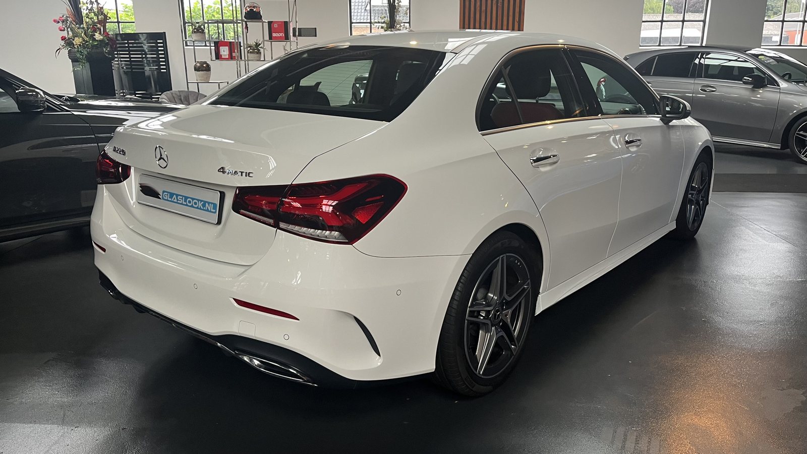 Witte Mercedes met getinte ruiten in de werkplaats van Glaslook