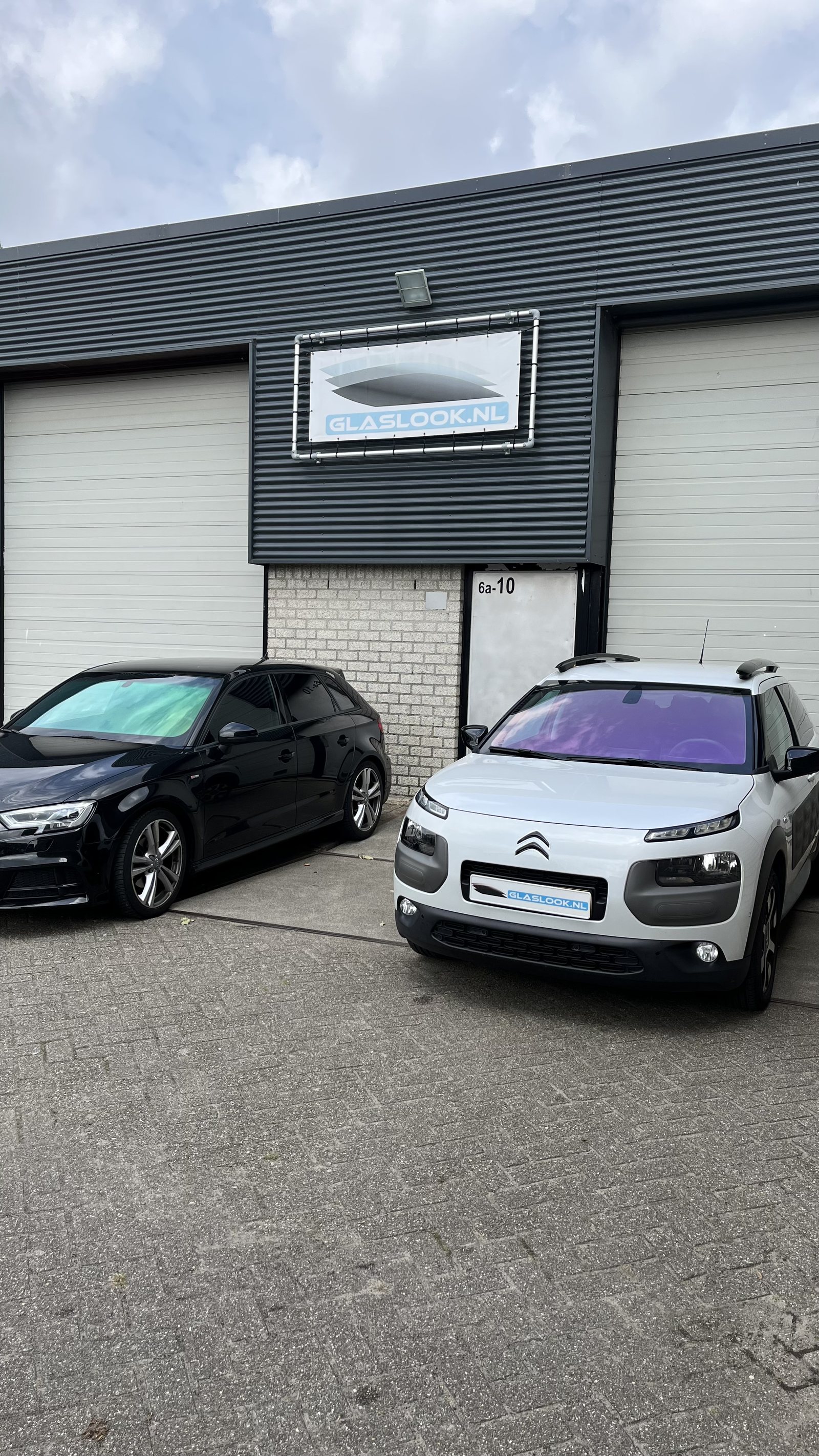 Auto’s met chameleonfolie voor de werkplaats
