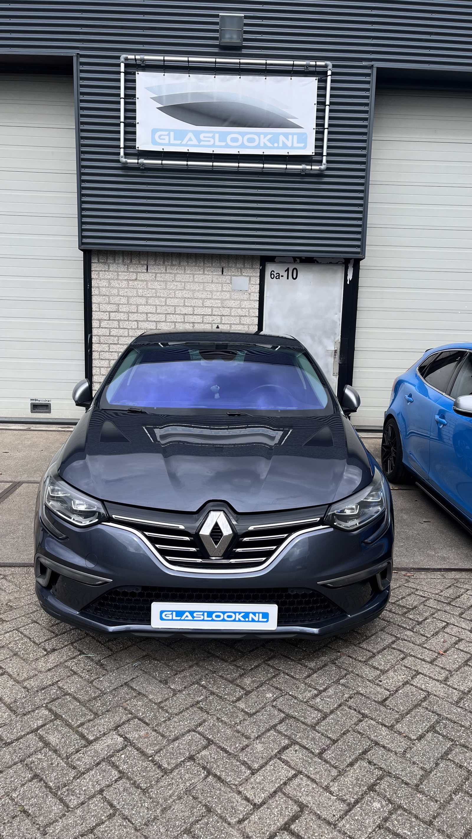 Renault met paarse reflectie op de voorruit