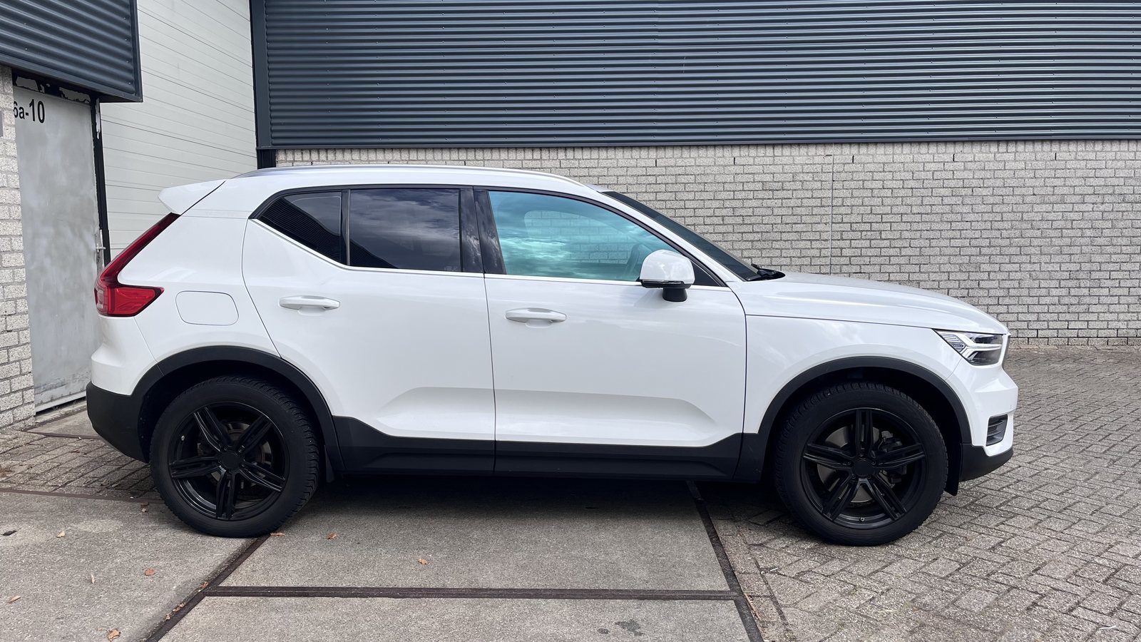 Witte Volvo met chameleonfolie