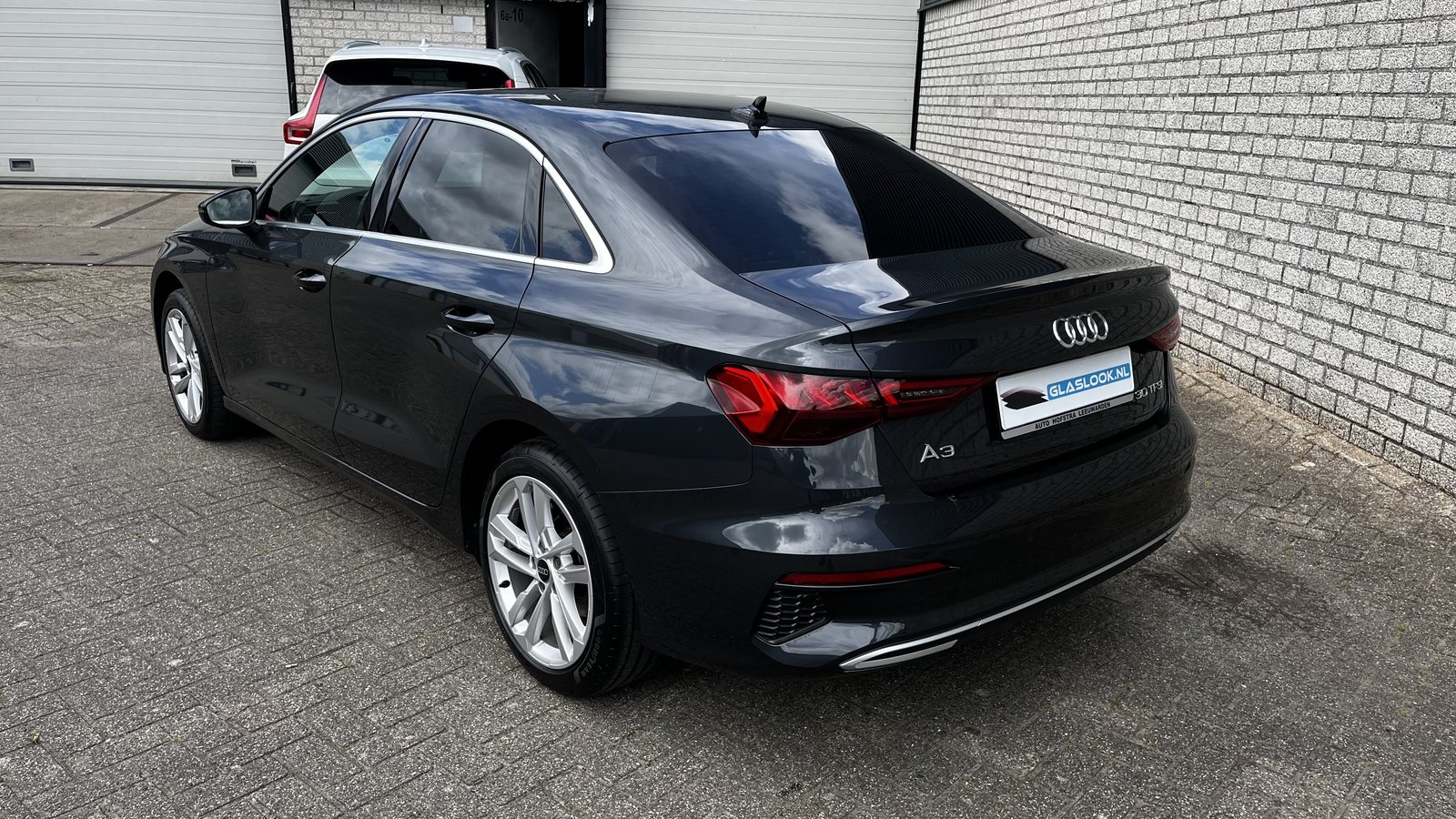 Zwarte Audi met getinte achterruiten