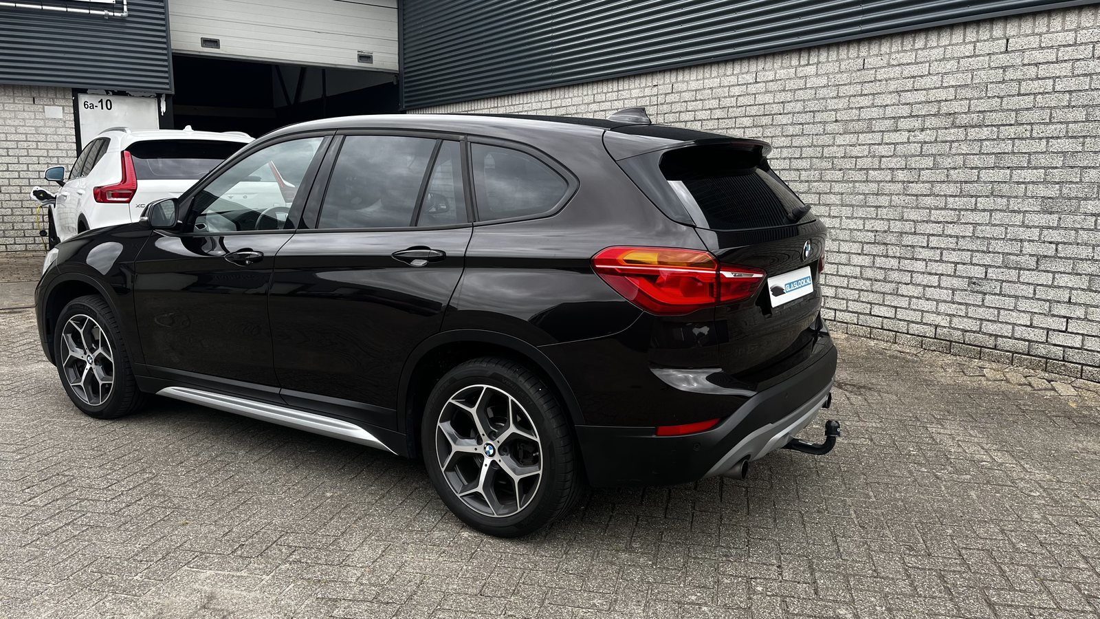 Zwarte BMW met getinte achterruiten