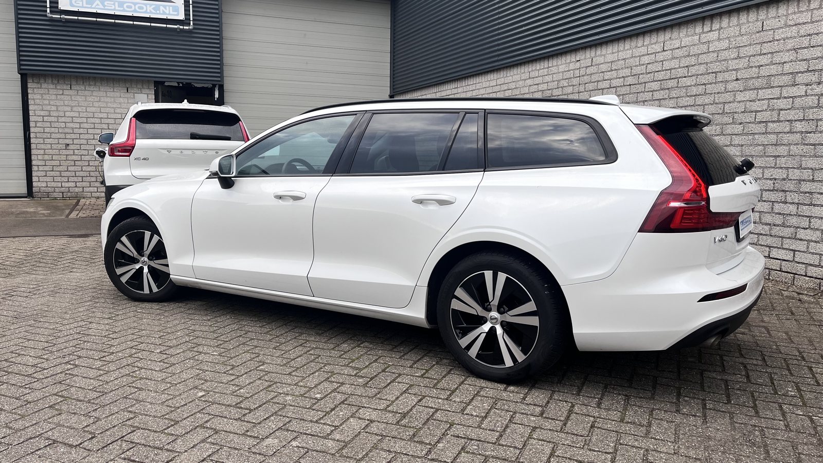 Witte Volvo stationwagen met getinte achterruiten