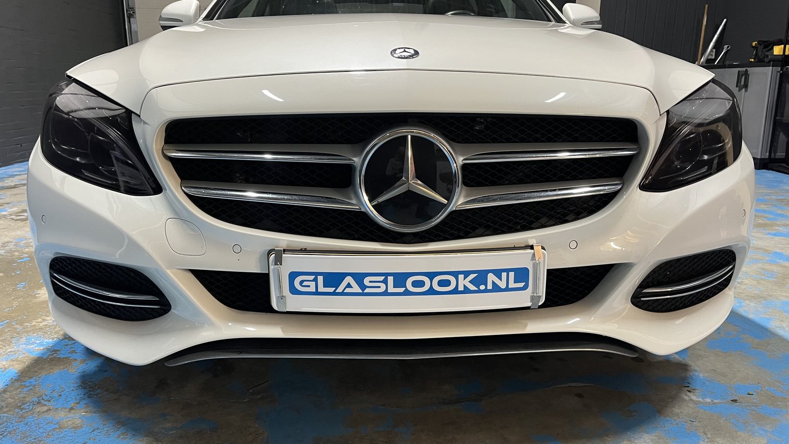 Dezelfde witte Mercedes met donker gesmookte koplampen